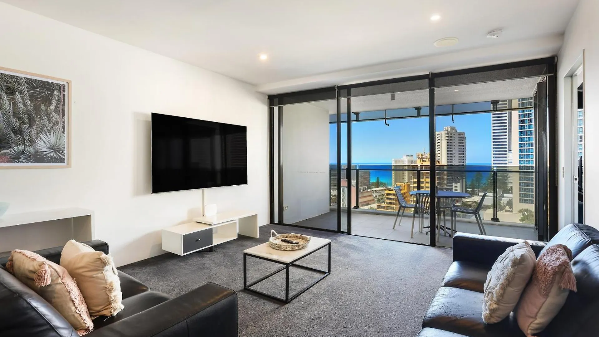 Circle On Cavill 2, 3, 4 & 5 Bedroom Skyhomes & Sub Penthouses By Gold Coast Holidays 0*,  Ausztrália