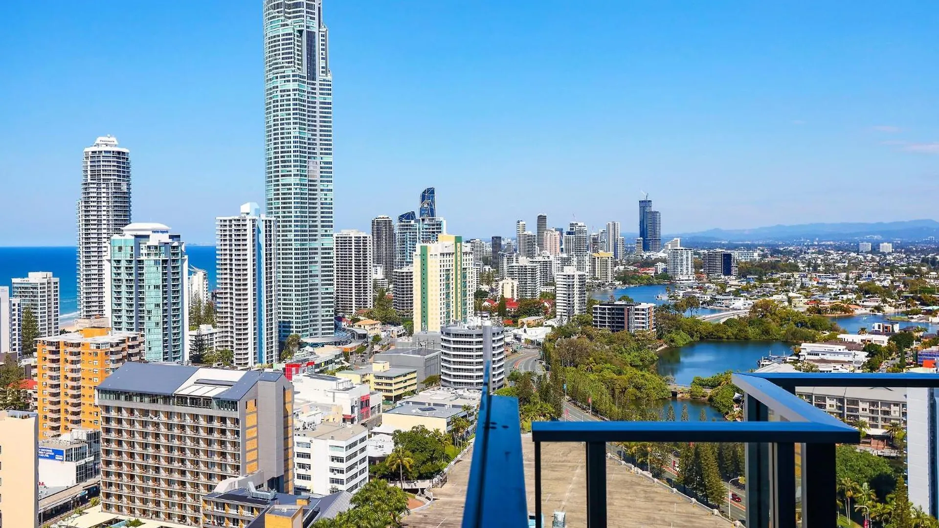 Circle On Cavill 2, 3, 4 & 5 Bedroom Skyhomes & Sub Penthouses By Gold Coast Holidays 0*,  Ausztrália